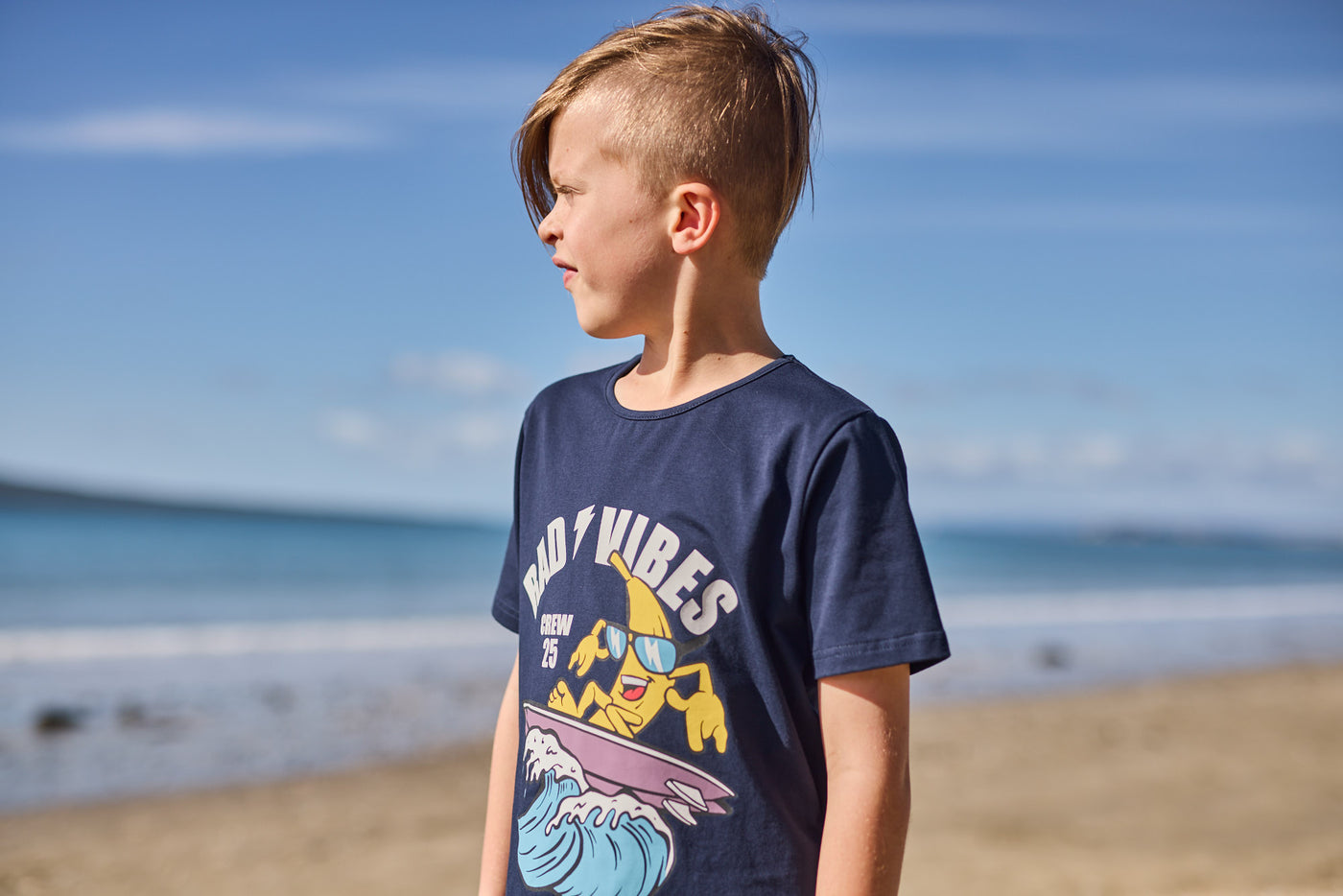 RD2439 RAD VIBES TEE IN NAVY