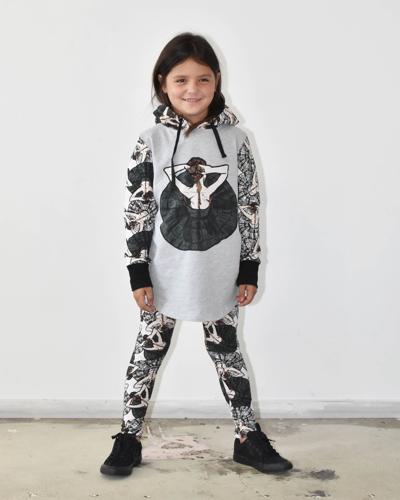 KR0903 THE DANCE HOOD in SPOTLIGHT